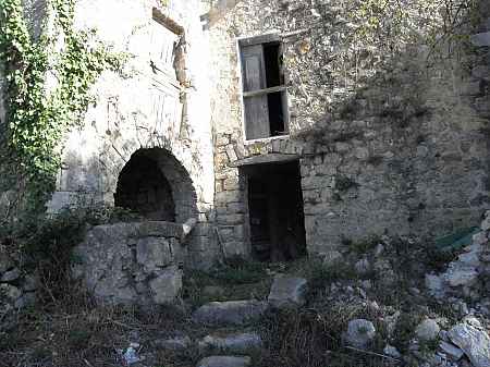 Autèntica masia per restaurar situada a Sales de Llierca - 1