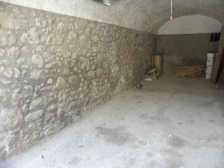 Casa de poble plurifamiliar en venda, situada a Besalú. - 1