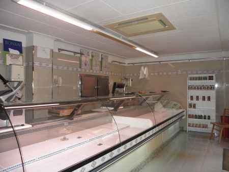 Fully equipped butcher's shop for rent in Besalú. - 0