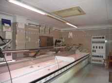 Fully equipped butcher's shop for rent in Besalú.