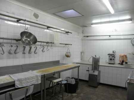 Fully equipped butcher's shop for rent in Besalú. - 2