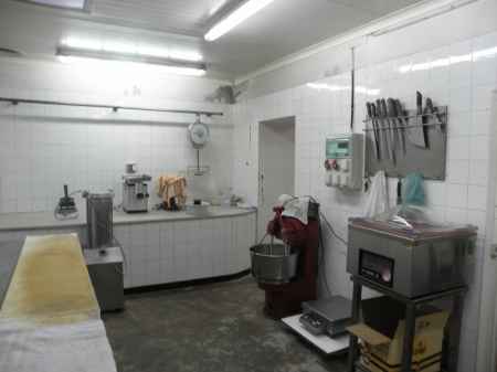 Fully equipped butcher's shop for rent in Besalú. - 3