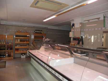 Fully equipped butcher's shop for rent in Besalú. - 1