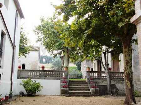 Spectacular estate located in La Selva, with a 12th-century palace. - 2