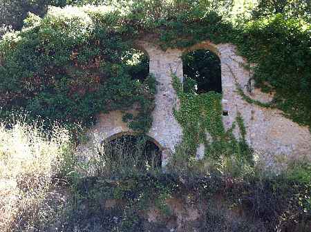 Authentic farmhouse to restore, located in Sales de Llierca. - 2