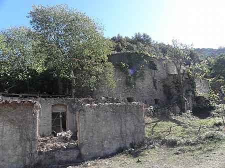Autèntica masia per restaurar situada a Sales de Llierca - 3