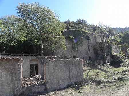 Auténtica masía para restaurar, situada en Sales de Llierca. - 3