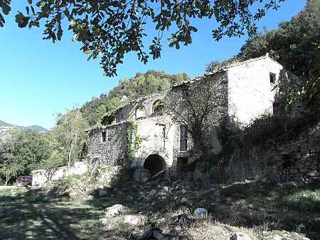 Autèntica masia per restaurar situada a Sales de Llierca - 9