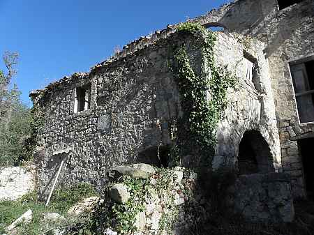Autèntica masia per restaurar situada a Sales de Llierca - 4