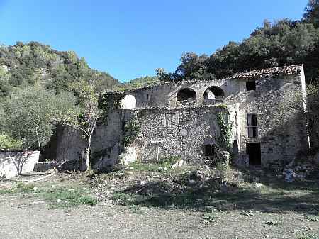 Autèntica masia per restaurar situada a Sales de Llierca - 0