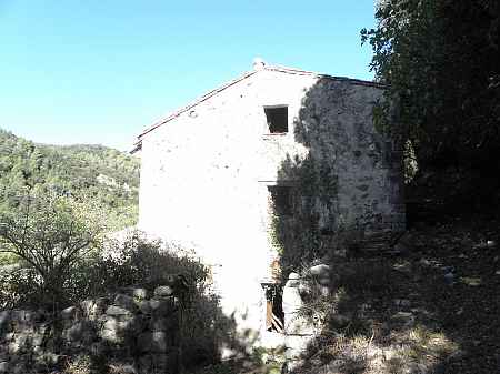 Autèntica masia per restaurar situada a Sales de Llierca - 7