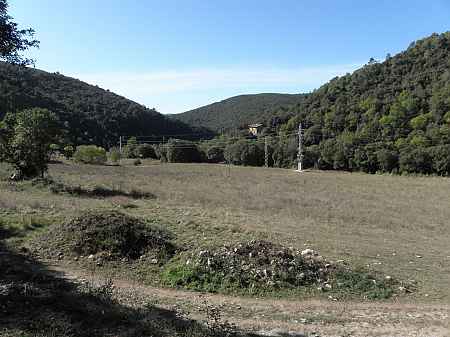 Autèntica masia per restaurar situada a Sales de Llierca - 11