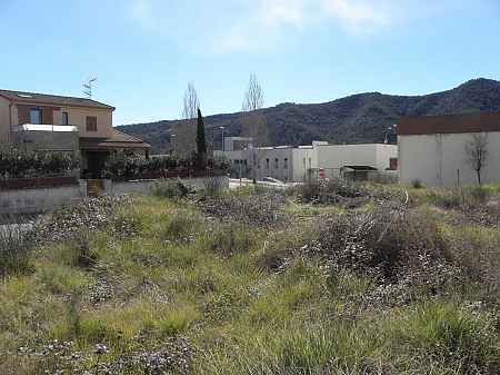 Parcela urbana esquinera, situada en Besalú. - 0