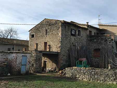 Townhouse for restoration located in La Garrotxa. - 1