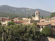 Casa de poble plurifamiliar en venda, situada a Besalú.