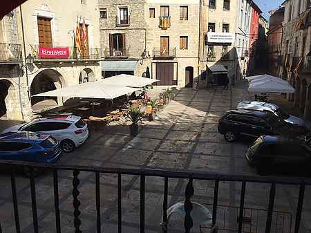 Local situado en el centro del pueblo de Beslaú, Plaça Llibertat). - 0