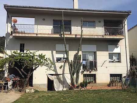 Casa aislada, situada en el pueblo de St Esteve d'en Bas. - 0