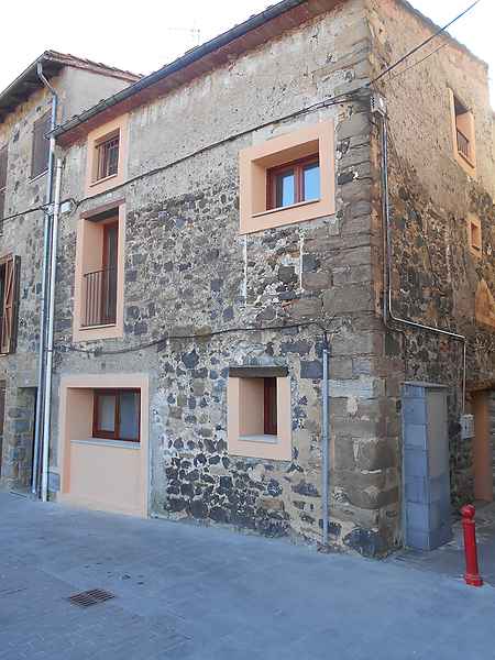 Casa de poble situada a Castellfollit de la Roca. - 13