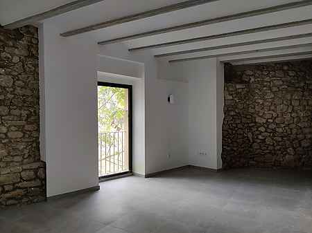 Commercial space for rent, located in the old town of Besalú - 1