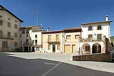 Gran casa de poble situada a Santa Pau.
