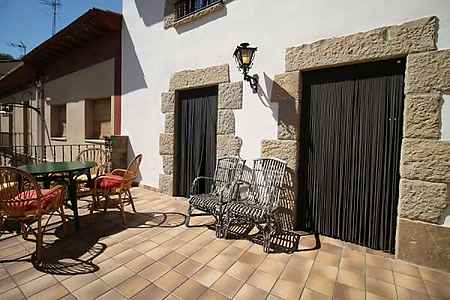 Gran casa de poble situada a Santa Pau. - 1