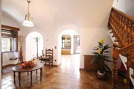 Gran casa de poble situada a Santa Pau. - 4