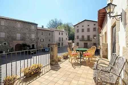 Gran casa de poble situada a Santa Pau. - 2
