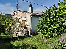 Single-story house located in Besalú.