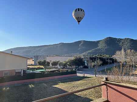 Casa adossada, situada al poble de Besalú. - 21