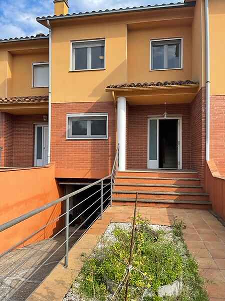 Casa adossada, situada al poble de Besalú. - 0