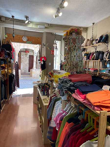 Local comercial, situat al casc antic de Besalú. - 4
