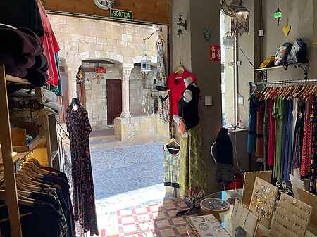 Local comercial, situat al casc antic de Besalú. - 1