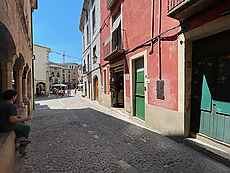 Commercial property located in the old town of Besalú.