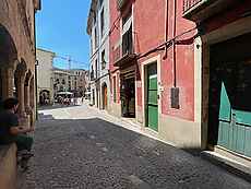 Local comercial, situat al casc antic de Besalú.