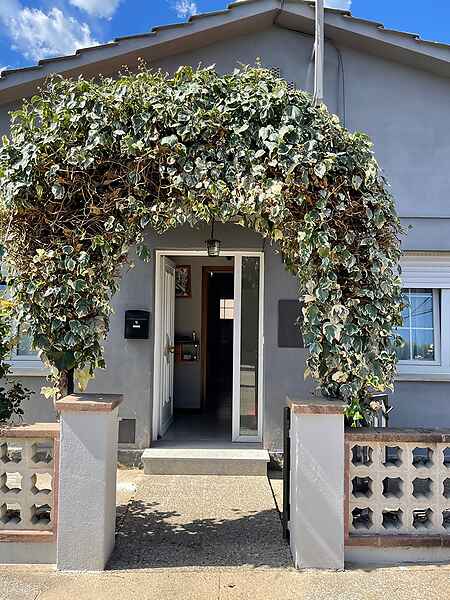 Detached single-story house located in Besalú. - 1