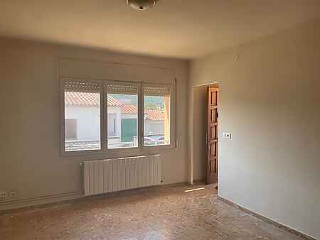 Single-story house for sale, located in Besalú. - 1