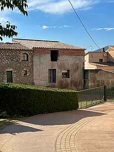Large townhouse for sale, located in the village of Serinyà.