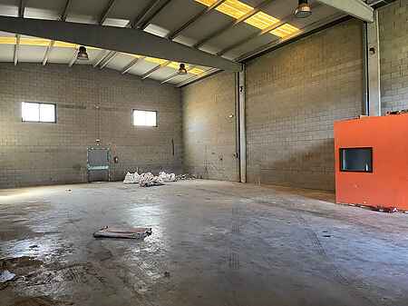 Industrial warehouse for rent located in the town of Besalú. - 1