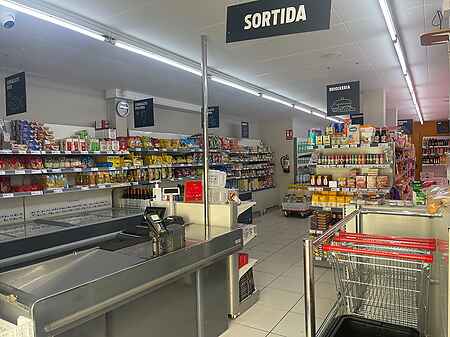 Local comercial en venda, situat al centre del poble. - 1