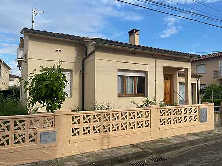 Detached single-story house located in the village of Besalú. - 0
