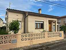 Detached single-story house located in the village of Besalú.