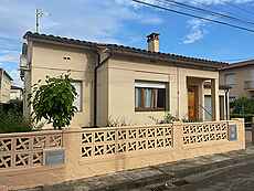 Casa aislada de planta baja, situada en el pueblo de Besalú.