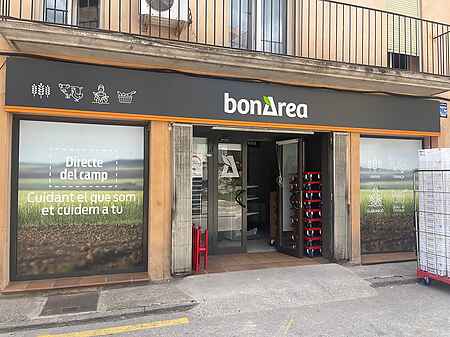 Local comercial en venda, situat al centre del poble. - 0