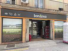 Local comercial en venda, situat al centre del poble.