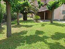 Casa de 403m2 amb jardí, hort i opcions per a dos habitatges i/o negoci.
