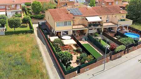 Casa adossada situada al poble de Besalú. - 26