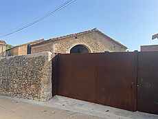 Magnifica casa de poble, situada a Crespià.
