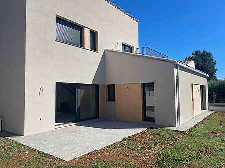 Casa aïllada de nova construcció, situada al poble de Tortellà. - 13