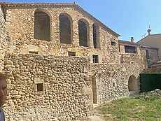 Casa de poble per restuarar, situada a Crespià.