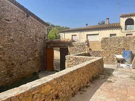 Casa de poble per restuarar, situada a Crespià. - 6
